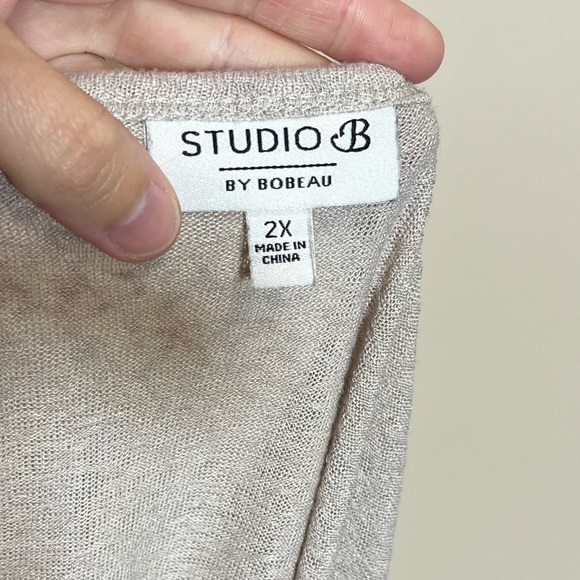 Studio B by Bobeau Slub Knit V-Neck Short Sleeve Top Tiered Hem - Picture 8 of 13